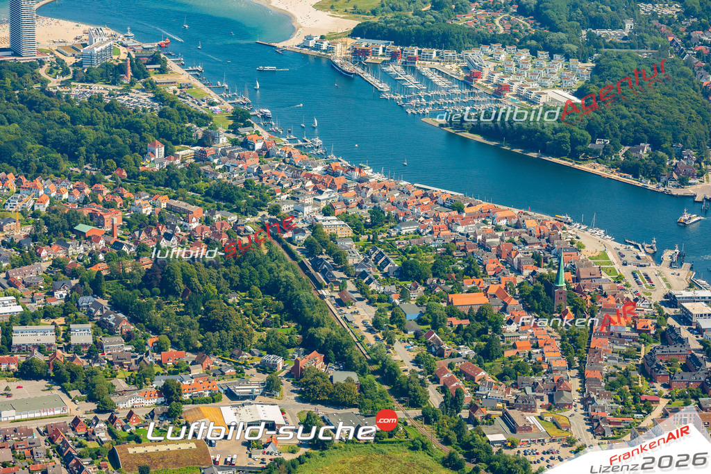 Klassische Luftaufnahme ohne Drohne zeigt:Travemünde bei Lübeck - Die Luftbildaufnahme wurde 2025 vom UL-Flugzeug heraus erstellt ( keine Drohnenaufnahme ) - Hochauflösende Luftaufnahme -Nicht vergleichbar mit Google Maps oder Satelittenbilder- Die Geschenkidee !Mit Lizenz und Bildrechte bestellbar