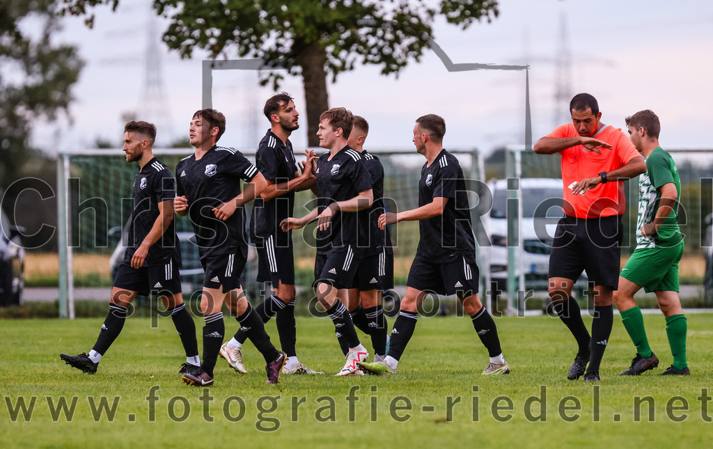 2023-07-25_095_SpVgg_Neuching_gegen_FC_Finsing | Neuching, Deutschland, 25.07.2023:
Fußball, A-Klasse 2023 / 2024, Toto Pokal, SpVgg Neuching gegen FC Finsing, Endergebnis: 2:4

Jubel nach dem 2:4 durch Fabian Kövener (FC Finsing, #12)
Schiedsrichter Marius Baumann

Foto: Christian Riedel / fotografie-riedel.net