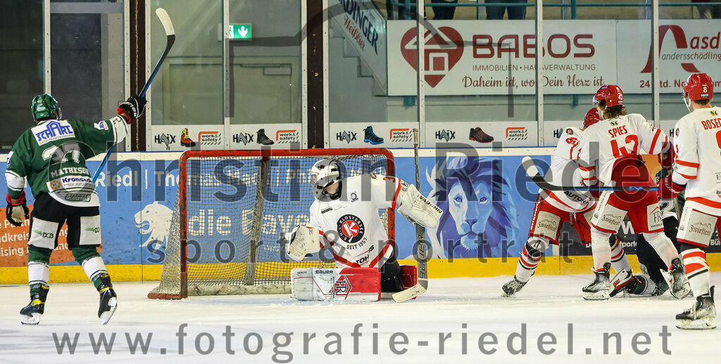 2023-09-10_082_TSV_Erding_gegen_EHC_Klostersee | Erding, Deutschland, 10.09.2023:
Eishockey, Bayernliga 2023 / 2024, Testspiel, TSV Erding gegen EHC Klostersee, Endergebnis: 10:1

Cheyne Matheson (Erding Gladiators, #37), Torwart Daniel Arendas (EHC Klostersee, #3), Quirin Spies(EHC Klostersee, #42)

Foto: Christian Riedel / fotografie-riedel.net