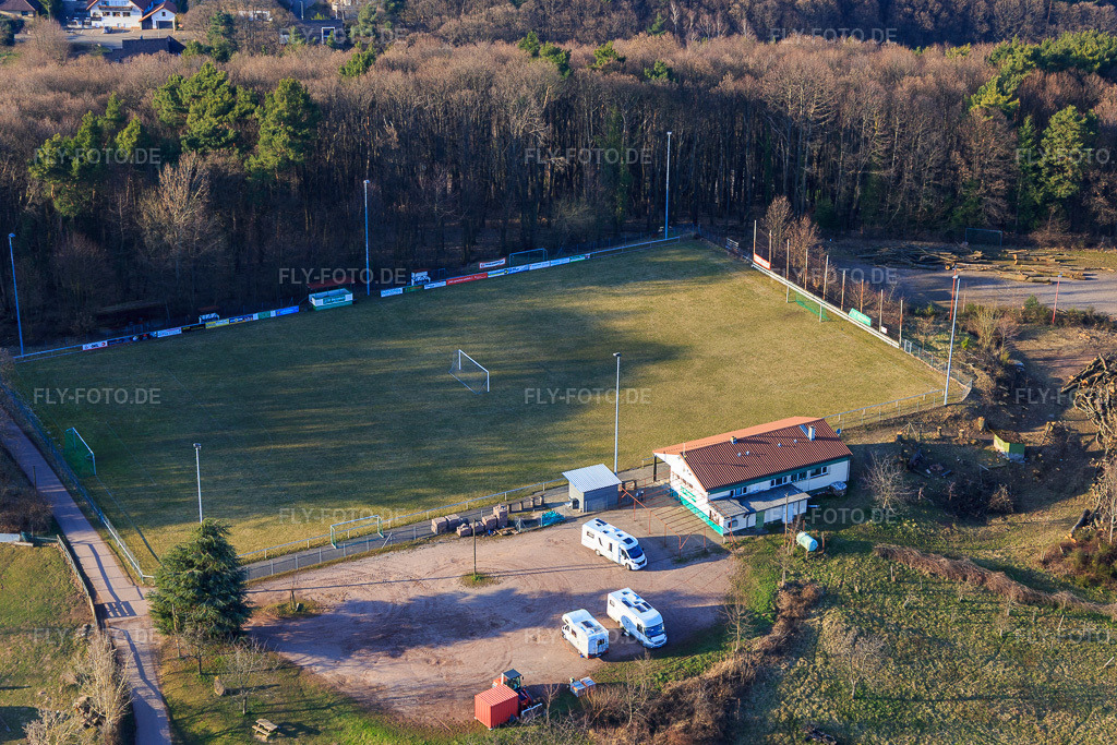 Luftbild: Fußballplatz am Waldrand des SV 1946 Dörrenbach Fußballverein und Wohnmobil-Stellplatz Dörrenbach in Dörrenbach im Bundesland Rheinland-Pfalz in Deutschland. Foto: IMG_105066.jpg vom 24.03.2018 durch Werner Riehm/FLY-FOTO.deSportverein Dörrenbach