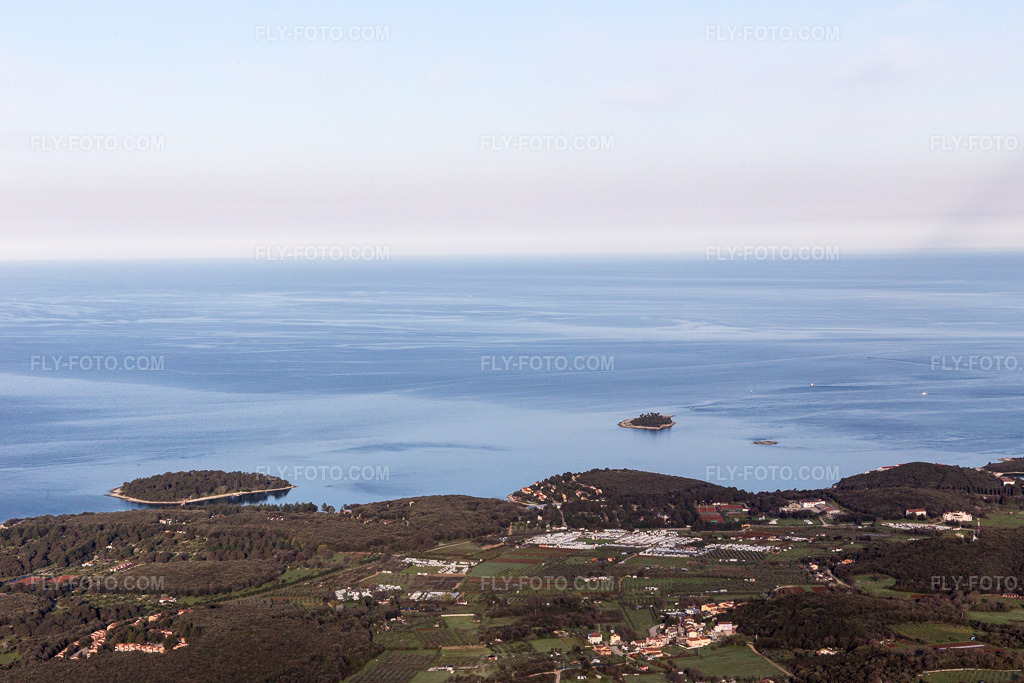 Aerial view: View of the town in Vrsar in the state Gespanschaft Istrien, Croatia. – Photo: IMG_106304.jpg taken on 04/14/2018 by Werner Riehm/FLY-FOTO.com – Resolution of the original: 5472 x 3648 px