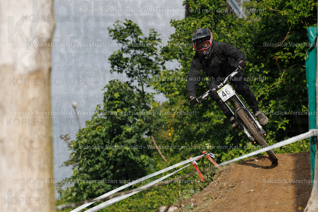 Mountainbiker in Aktion | Hier ist eine Analyse des Bildes, aufgeteilt in verschiedene Kategorien: - Realisiert mit Pictrs.com