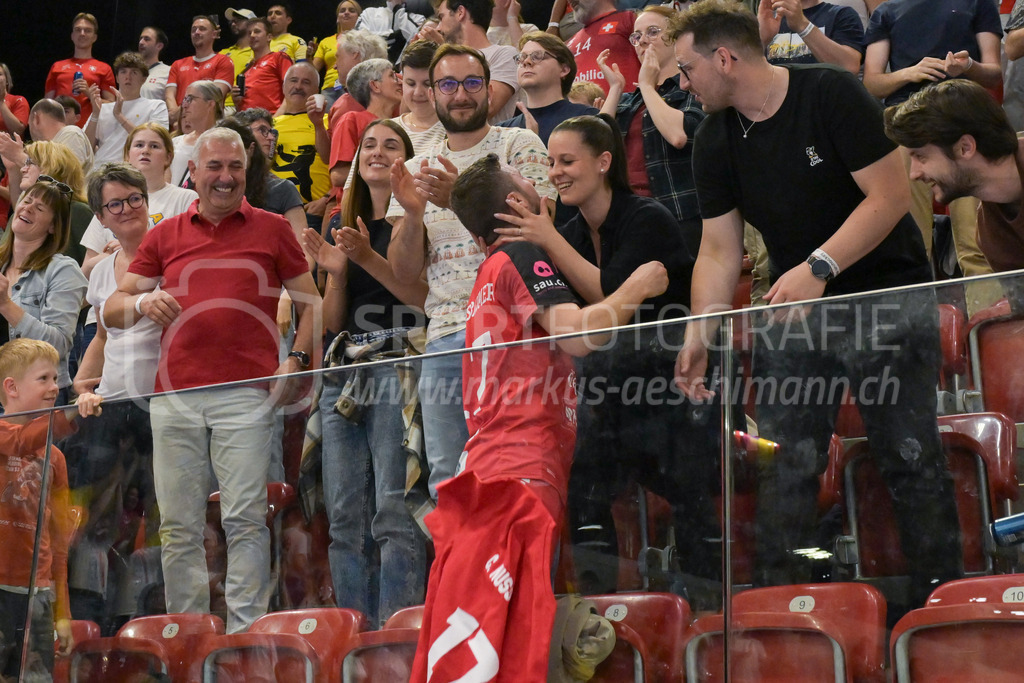 Men's 3v3 WFC 2025 - Championship Final - Switzerland v Ukraine | Yves Schlegel, (#7, Switzerland) gets some treatment, during Men's 3v3 WFC 2025 - Championship Final, Switzerland: 03.05.2025, Winterthur, AXA ArenaEvent page: <a href="https://www.u19wfc2025.ch/">www.u19wfc2025.ch</a>Credit: Markus Aeschimann, <a href="https://markus-aeschimann.ch">markus-aeschimann.ch</a>Instagram: <a href="https://instagram.com/sportfotografie.aeschimann">@sportfotografie.aeschimann</a> - Realisiert mit Pictrs.com