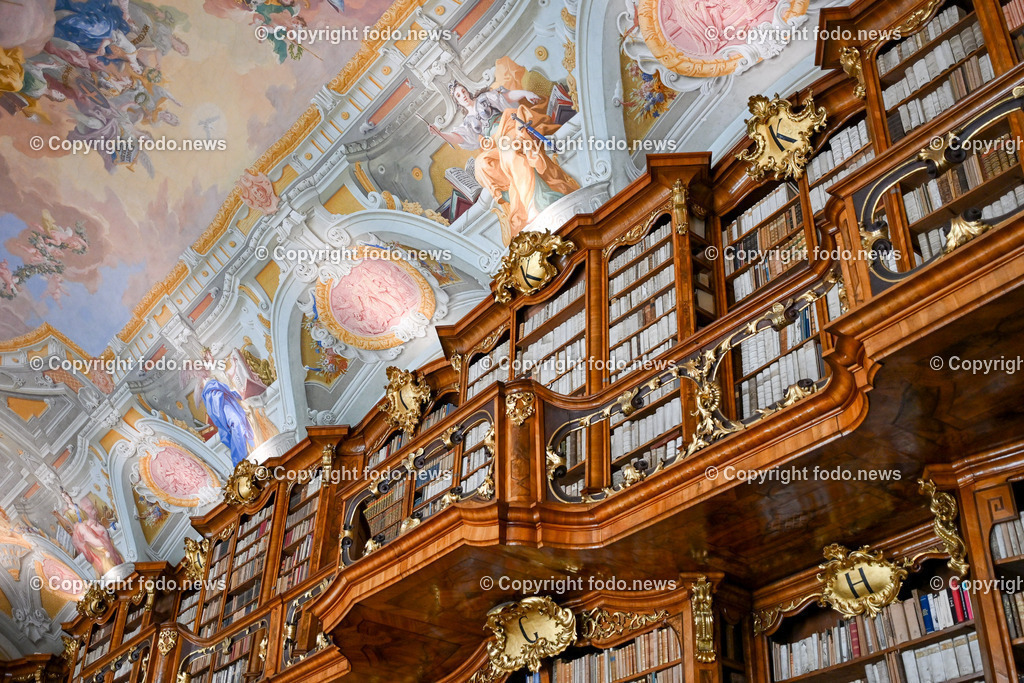 Stift St. Florian_ 08.08.023-28 | 08.08.2023, St. Florian, AUT, Augustiner Chorherrenstift St. Florian, im Bild Stiftsbibliothek St. Florian


Die Riesenbibel von St. Florian ist eine illustrierte mittelalterliche Handschrift aus dem 12. Jahrhundert. Sie misst 66 × 48 cm und umfasst 357 Pergamentblätter mit Bibeltext in lateinischer Sprache und prachtvollen Malereien. Damit zählt sie zu den bedeutenden Kunstwerken der Buchkunst der Romanik. Quelle: Wikipedia