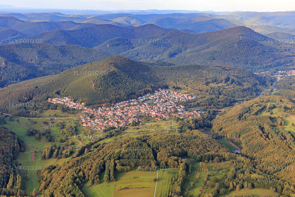 Luftbild: Dorfansicht im Pfälzerwald aus Süden in Wernersberg im Bundesland Rheinland-Pfalz in Deutschland. Foto: IMG_103789.jpg vom 01.10.2017 durch Werner Riehm/FLY-FOTO.de
