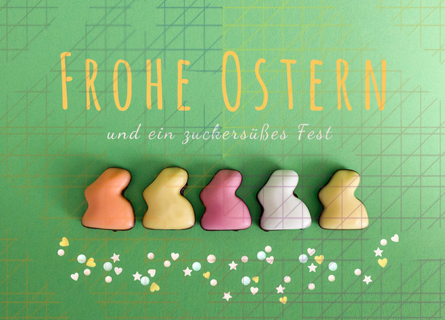 Osterkarte „Zuckersüße Hasen-Bande“ – Mit Streusel-Optik | Machen Sie Ihr Osterfest ein kleines bisschen bunter! Diese liebevoll gestaltete Postkarte kombiniert fünf farbenfrohe Osterhasen-Pralinen auf einem frischen, frühlingsgrünen Hintergrund. Der edle Schriftzug „Frohe Ostern“ und die verstreuten bunten Zuckersternchen und Herzchen machen diese Karte zu einem echten Highlight im Briefkasten. Ein zuckersüßer Gruß für alle, die das Besondere lieben. - Realisiert mit Pictrs.com