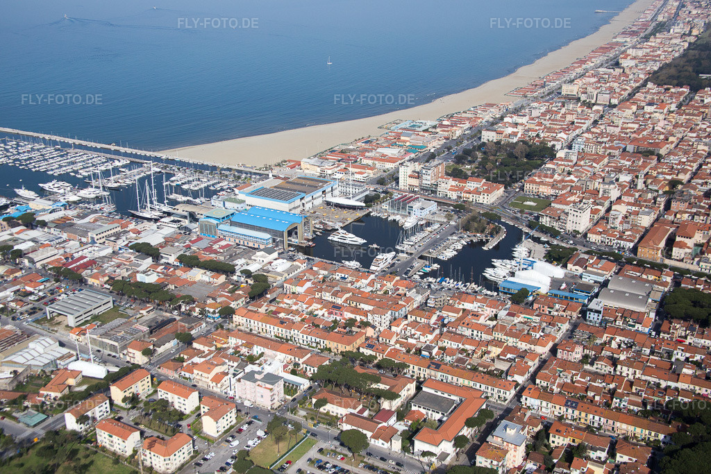 Luftbild: Ortsansicht in Viareggio im Bundesland Lucca in Italien. Foto: IMG_087058.jpg vom 04.04.2016 durch Werner Riehm/FLY-FOTO.de