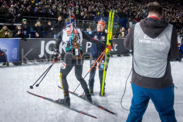 bett1.de WTC Biathlon auf Schalke, 28.12.2025 | Die Gewinner der World Team Challenge: Justus Strelow (Team Deutschland 1) und Janina Hettich-Walz (Team Deutschland 1) bei der World Team Challenge (bett1.de WTC Biathlon auf Schalke) am 28.12.2025 in der Veltins-Arena in Gelsenkirchen (Deutschland). 