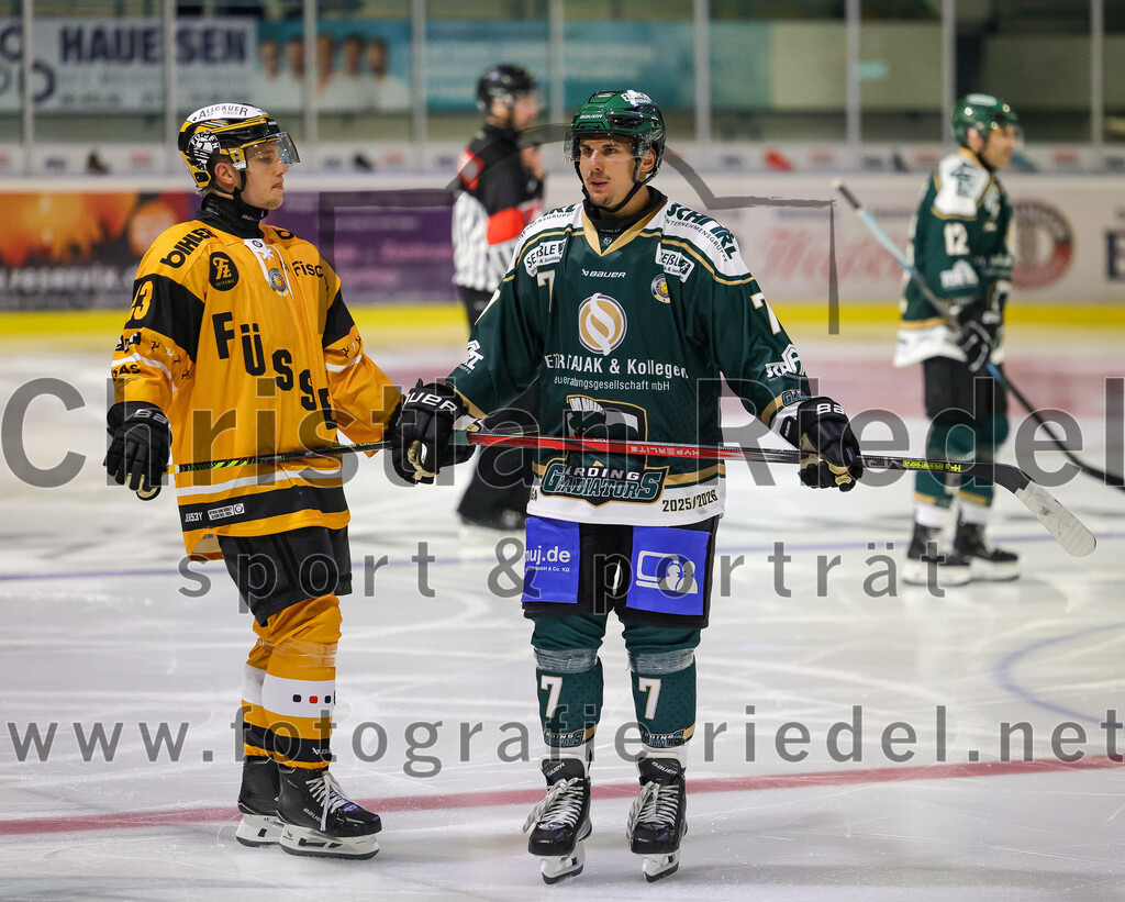 2025-08-22_007_TSV_Erding_gegen_EV_Fuessen | Erding, Deutschland, 22.08.2025:Eishockey, Oberliga Süd 2025 / 2026, Testspiel, TSV Erding gegen EV Füssen, Endergebnis: 1:4Tim Flammann (EV Füssen, #23), Louis Trattner (Erding Gladiators, #7)Foto: Christian Riedel / fotografie-riedel.net