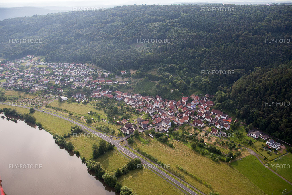 Ortschaft am Main | Luftbild: Ortschaft am Main im Ortsteil Grünenwört in Wertheim im Bundesland Baden-Württemberg in Deutschland. Foto: IMG_089692.jpg vom 11.06.2016 durch Werner Riehm/FLY-FOTO.de - Realisiert mit Pictrs.com