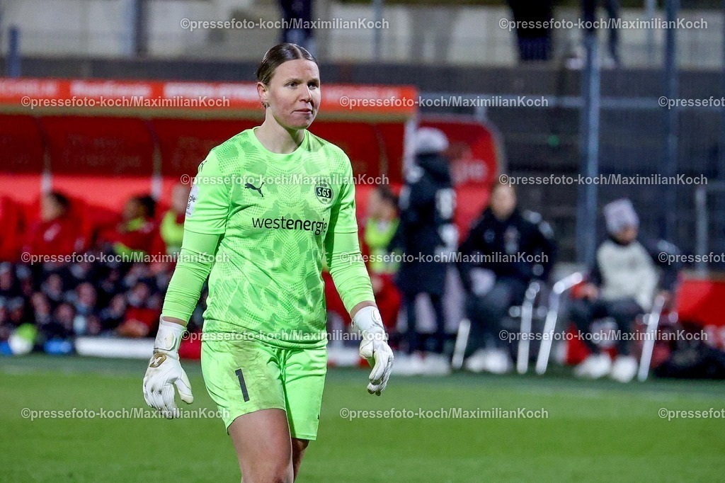 xSSCx09022601047 | 09.02.2026, xsscx, Frauen Fussball, 1. FC Koeln - SGS Essen, 1. Fussball Bundesliga, 17. Spieltag, Franz-Kremer-Stadion, Saison 2025 2026: Kim Sindermann (SGS Essen 1) DFB regulations prohibit any use of photographs as image sequences and or quasi-video. Photo: xSandraxScherningxPressefotoKochx