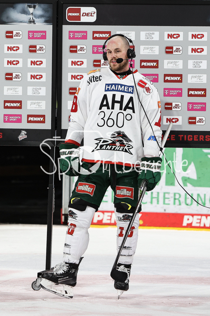 Nürnberg Ice Tigers - Augsburger Panther | Zachery MITCHELL (AEV #18) beim Interview von MagentaSport nach der Partie in Nürnberg