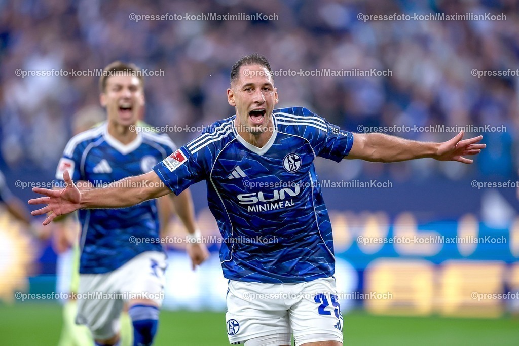 S0401082501053 | 01.08.2025, Fußball, FC Schalke 04 - Hertha BSC, 1.Spieltag, 2. Fußball Bundesliga, Veltins-Arena Gelsenkirchen, Saison 2025 2026: Torjubel nach dem Tor zum 2:0  durch Torschütze Nikola Katic&nbsp;(Schalke04 #25)   DFB regulations prohibit any use of photographs as image sequences and or quasi-video.