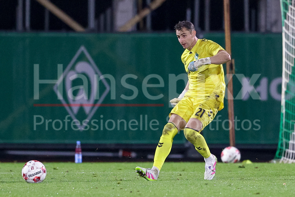 Fussball, Regionalliga Nord, SV Werder Bremen II - FC Eintracht Norderstedt | Sebastian Mielitz (Torhüter, Torwart, SV Werder Bremen II, 21) am Ball, Freisteller, Einzelbild, Ganzkörper, Aktion, Action, Spielszene