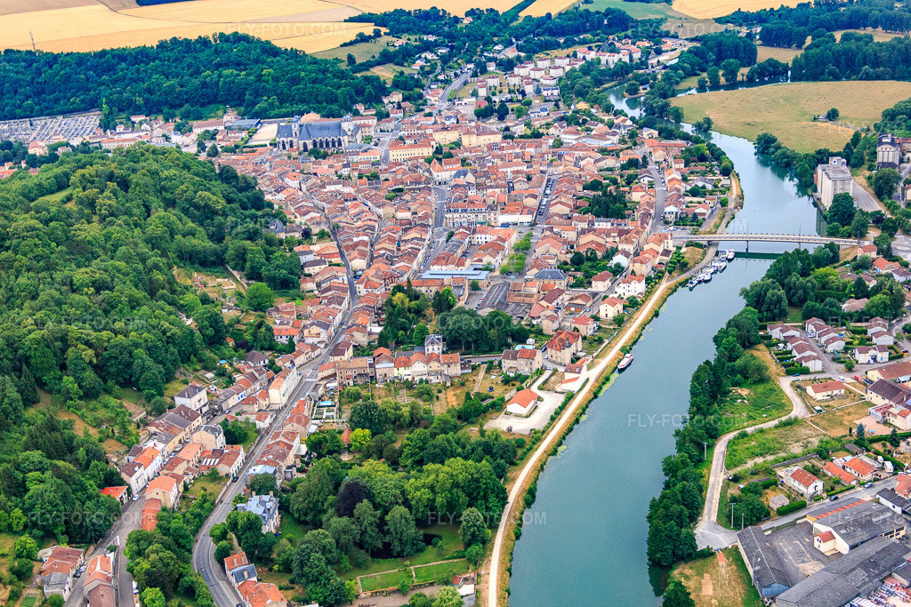 Aerial view: Riverbank areas of the Meuse in Saint-Mihiel in the state Meuse, France. – Photo: IMG_083382.jpg taken on 07/12/2015 by Werner Riehm/FLY-FOTO.com – Resolution of the original: 5472 x 3648 px