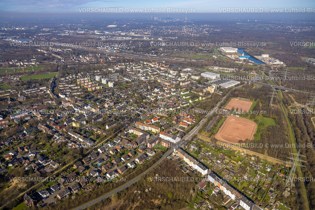Gelsenkirchen240300843 | Luftbild, Sportanlage Reckfeldstraße Fußballstadion, Rot-Weiß Wacker Bismarck 1925 e.V. und Sportfreunde Haverkamp 1969 e.V., Ortsansicht Ortsteil Bismarck mit Wohnhäusern, hinten der Hafen Grimberg, Bismarck, Gelsenkirchen, Ruhrgebiet, Nordrhein-Westfalen, Deutschland