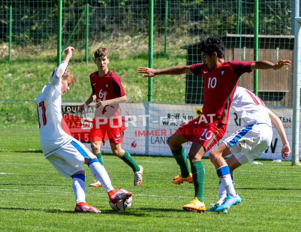 Portugal  U15 -Czech Republic U15 | KRYSTOF CIZEK (Czech Republic #17) GONÇALO PINTO (Portugal #6) JOÃO SIMÕES (Portugal #10)  ; Portugal  U15 -Czech Republic U15 am 29.04.2022 in Arnoldstein
(Sportplatz), AUSTRIA, (Photo by Ernst Krawagner sport-fan.at) - Realisiert mit Pictrs.com