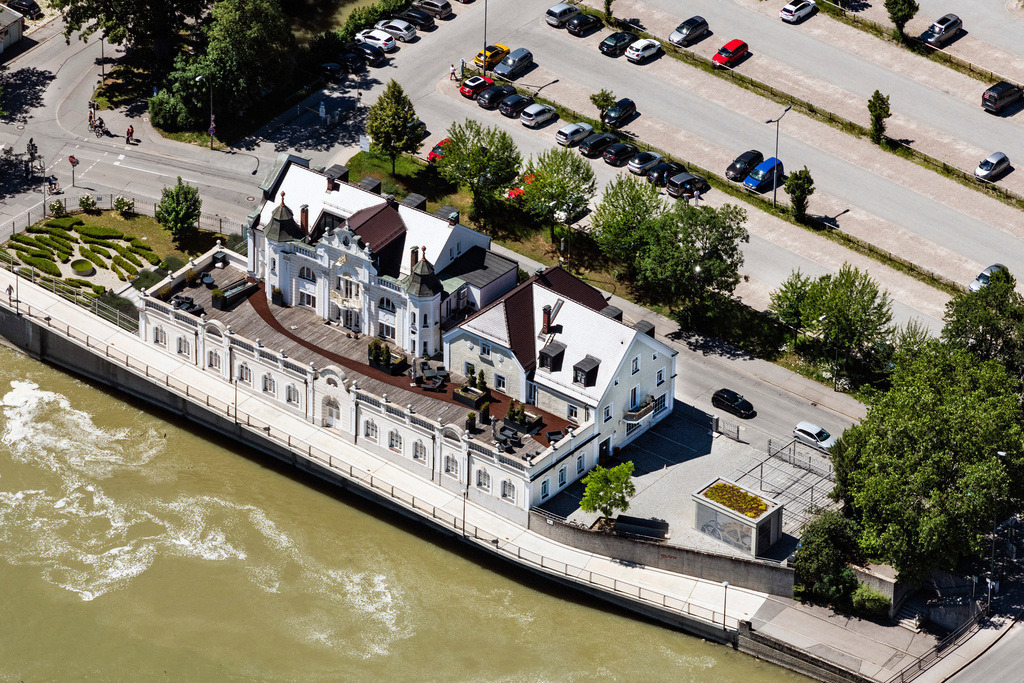 dr__0054429.jpg | LANDSHUT 12.06.2020 Verwaltungsgebäude der staatlichen Behörde " Notar Christian Steer " an der Isar in Landshut im Bundesland Bayern, Deutschland. // Administrative building of the State Authority " Notar Christian Steer " in Landshut in the state Bavaria, Germany. Foto: Daniel Reiter