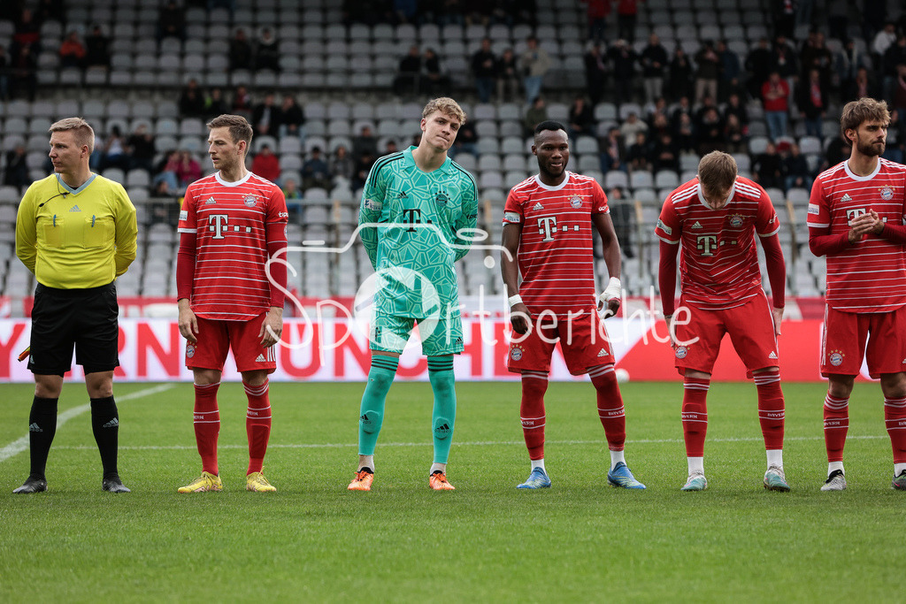 FC Bayern Amateure - SpVgg Hankofen-Hailing | Timo KERN (FCB #10) fuehrt die kleinen Bayern aufs Feld / Johannes SCHENK (FCB #18) / Desire SEGBE AZANKPO (FCB #34) / Liam John MORRISON (FCB #4 / Luca DENK (FCB #16)