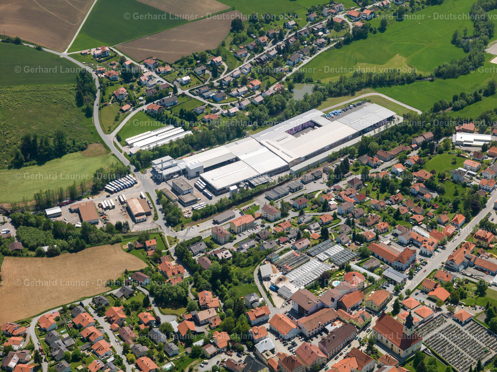 2724051 | RöHRNBACH 19.05.2007 Gebäude und Produktionshallen auf dem Fabrikgelände der Karl Bachl GmbH &amp; Co. KG in Röhrnbach im Bundesland Bayern, Deutschland. Weiterführende Informationen bei: Karl Bachl GmbH &amp; Co. KG. // Building and production halls on the premises of Karl Bachl GmbH &amp; Co. KG in Roehrnbach in the state Bavaria, Germany. Further information at: Karl Bachl GmbH &amp; Co. KG. Foto: Gerhard Launer