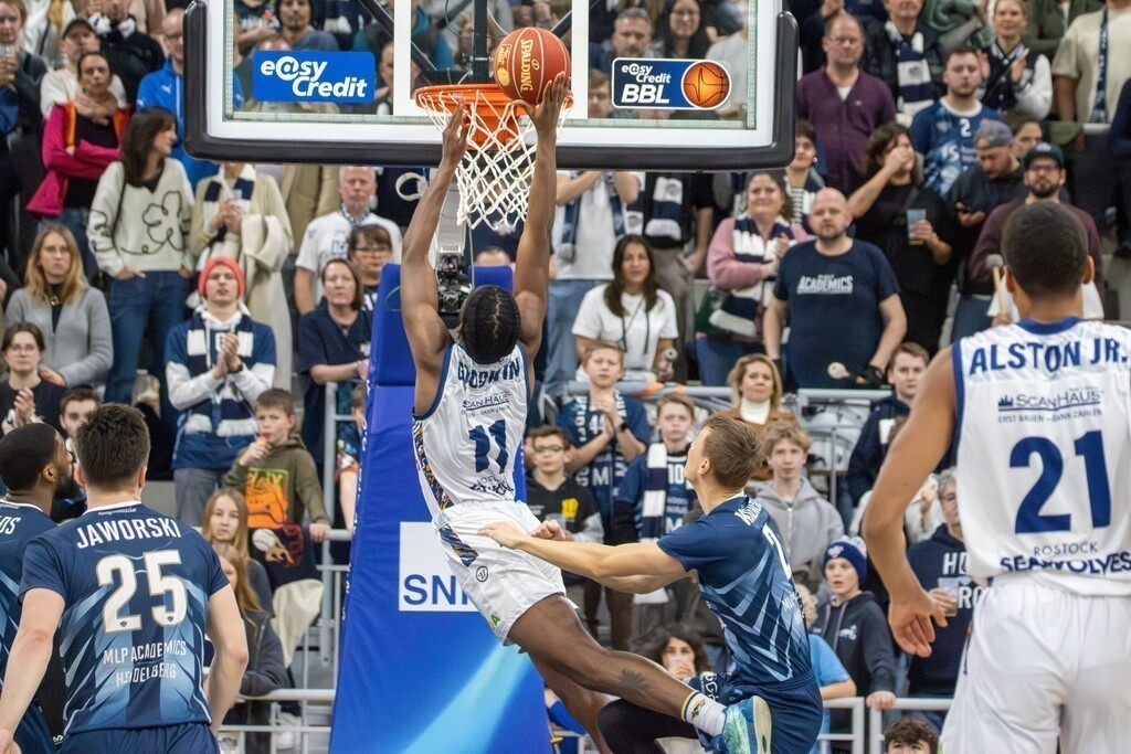 16.03.2024, easy Credit BBL, Basketball Bundesliga, 24. Spieltag): Spielszene MLP Academics Heidelberg gegen Rostock Seawolves (Endstand 88:86). Auf dem Weg zum Korb: Chevez Goodwin (11, Rostock Seawolves)  | 16.03.2024, easy Credit BBL, Basketball Bundesliga, 24. Spieltag): Spielszene MLP Academics Heidelberg gegen Rostock Seawolves (Endstand 88:86). Auf dem Weg zum Korb: Chevez Goodwin (11, Rostock Seawolves)  - Realisiert mit Pictrs.com