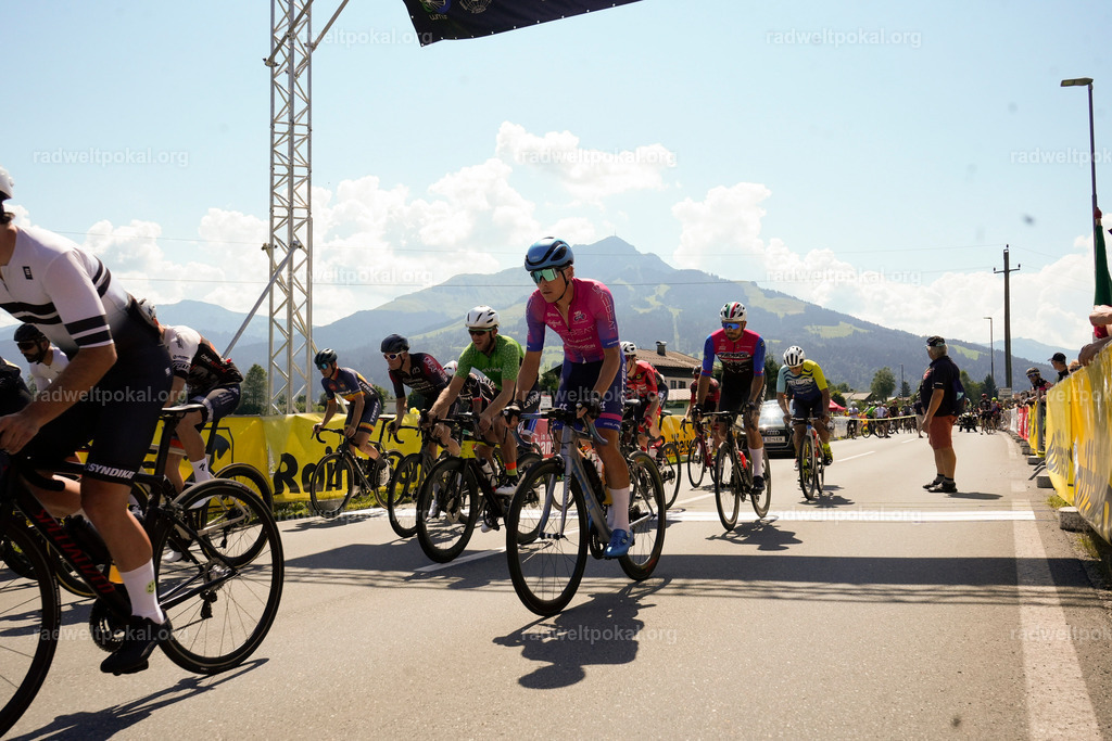 132_20230817_Bewerb_Maenner_Muehlanger | AUT - OESTERREICH, 2023-08-16: SPORT RENNRAD-FAHREN - 55. INTERNATIONALER RADWELTPOKAL IN ST. JOHANN IN TIROL  - Vintage-Radrennen mit WM-Bronze-Medaillen-Siegerin Christina Schweinberger, den Teilnehmer und Alexander Baumann (vom Orginastions-Team) - TAG 2 BEWERB MAENNER IN SECHS GRUPPEN  ; Foto: Roland Muehlanger