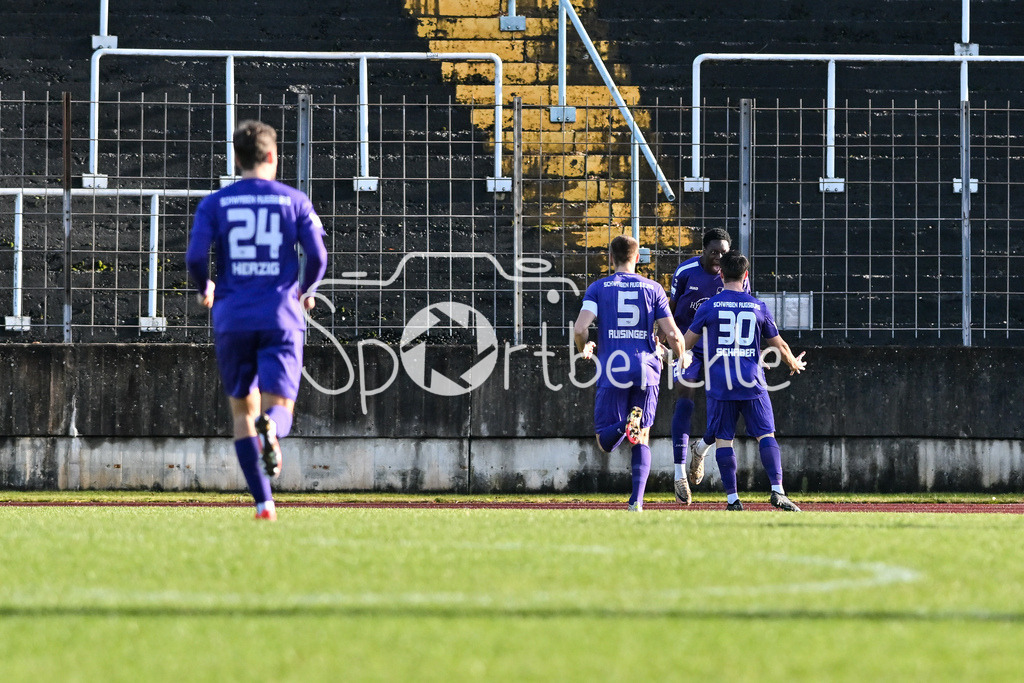 TSV Schwaben Augsburg - FC Bayern Amateure | AUGSBURG, GERMANY - 29. NOVEMBER: Jubel nach dem Treffer zum 1-0 durch Marc SODJI (TSV Schwaben Augsburg 27) / Tor / Torschuetze / Freude / Happy beim Ligaspiel zwischen dem TSV Schwaben Augsburg und den Amateuren des FC Bayern am 20. Spieltag der Regionalliga Bayern im Rosenaustadion