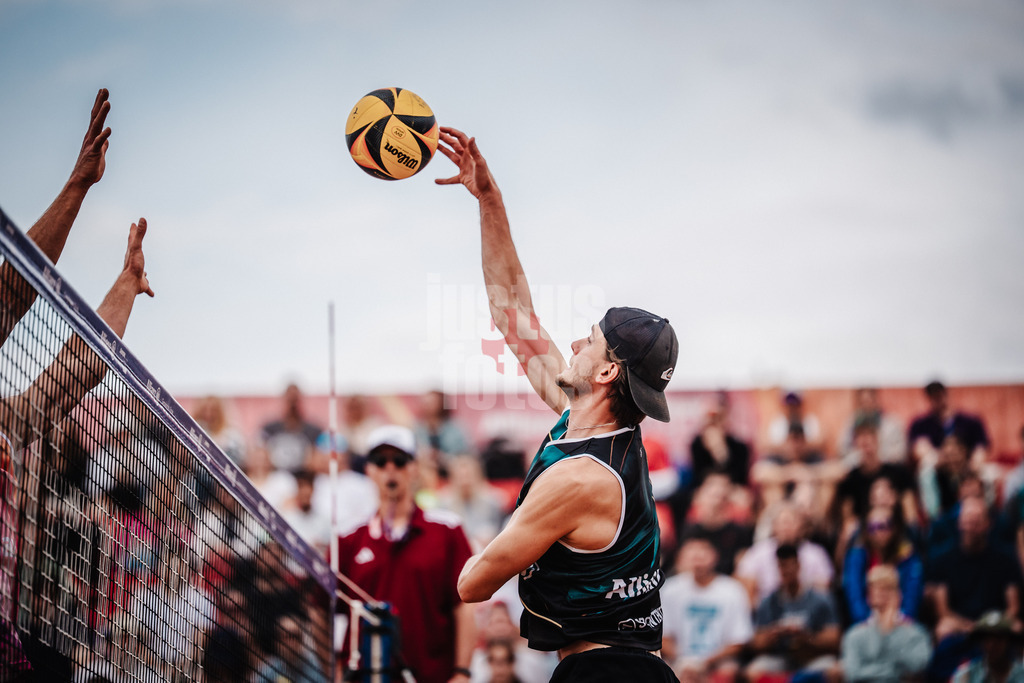 Beachvolleyball | Männer | Allianz German Beach Tour 2025 | Tourstop München | 11.07.2025 | Paul Henning beim Angriff