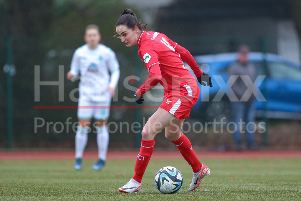 Fussball, Testspiel Frauen, SV Werder Bremen - FC Twente Enschede | v.li.: Caitlin Dijkstra (FC Twente Vrouwen, 4) am Ball, Einzelbild, Ganzkörper, Aktion, Action, Spielszene