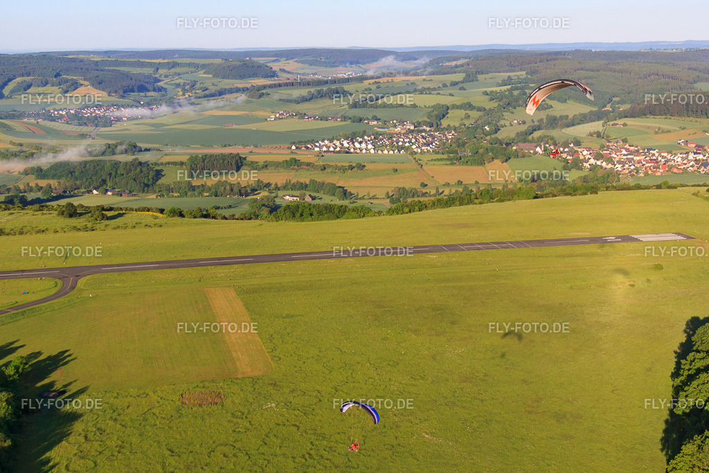 Fallschirmspringerwiese des Flugplatz Höxter-Holzminden (EDVI) https://www.flugplatz-hx.de/ | Luftbild: Fallschirmspringerwiese des Flugplatz Höxter-Holzminden (EDVI) https://www.flugplatz-hx.de/ im Ortsteil Albaxen in Höxter im Bundesland Nordrhein-Westfalen in Deutschland. Foto: IMG_65544.jpg vom 25.05.2014 durch Werner Riehm/FLY-FOTO.de - Realisiert mit Pictrs.com