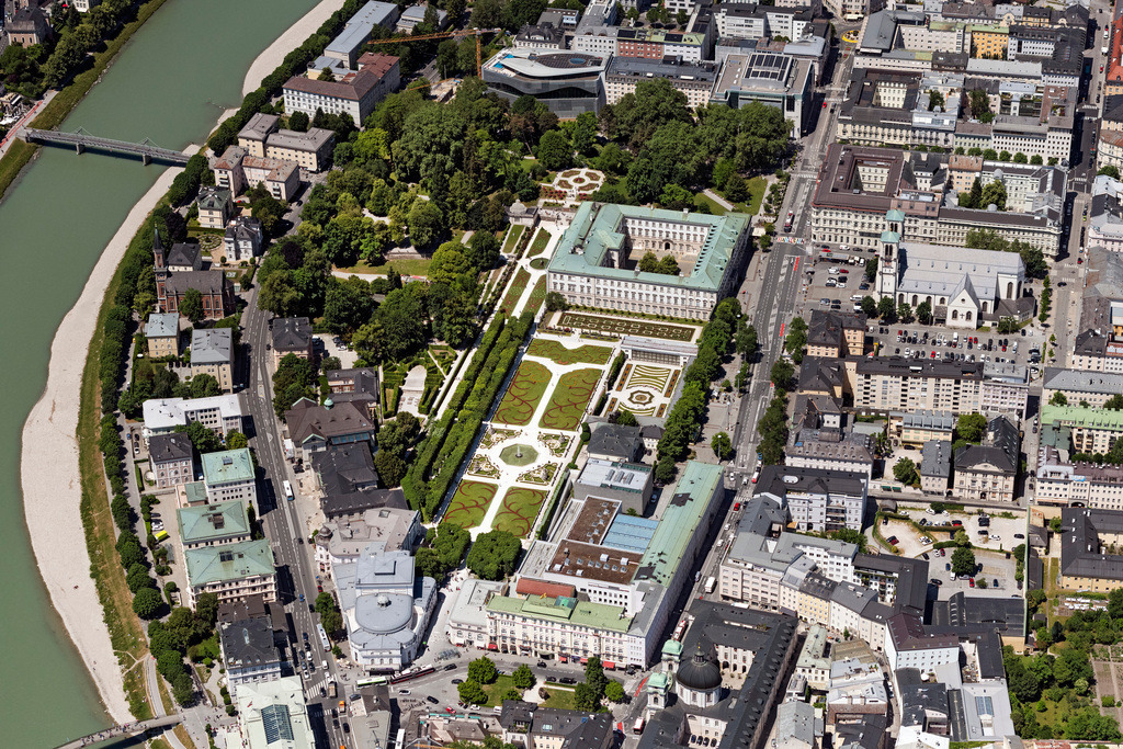 dr__0100154.jpg | SALZBURG 13.06.2023 Gebäudekomplex im Schloßpark von Schloß Mirabell und Andräkirche in Salzburg in Österreich. 