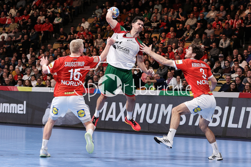 Dänemark - Portugal | v. l. Magnus Saugstrup JENSEN (DEN #15), Salvador SALVADOR (POR #31) und Niclas Vest KIRKELOKKE (DEN #3) im Duell / Zweikampf