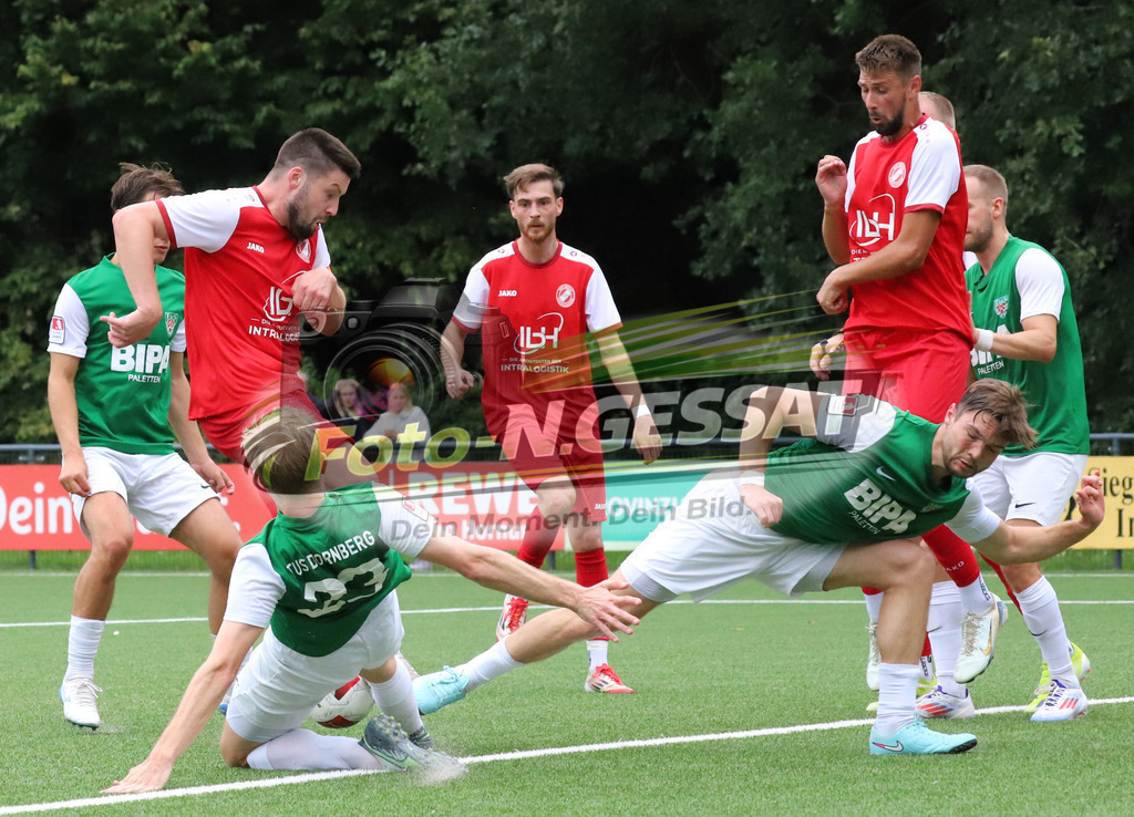 FC RW Kirchlengern - TuS Dornberg | Auf dem Bild zu sehen: rot FC RW Kirchlengern: Dennis Quirin ; grün TuS Dornberg v.l.: Jannis Bölt, Charley Achtereekte FC RW Kirchlengern, TuS Dornberg, Saison 25/26, Landesliga, Kirchlengern, Deutschland - Realisiert mit Pictrs.com