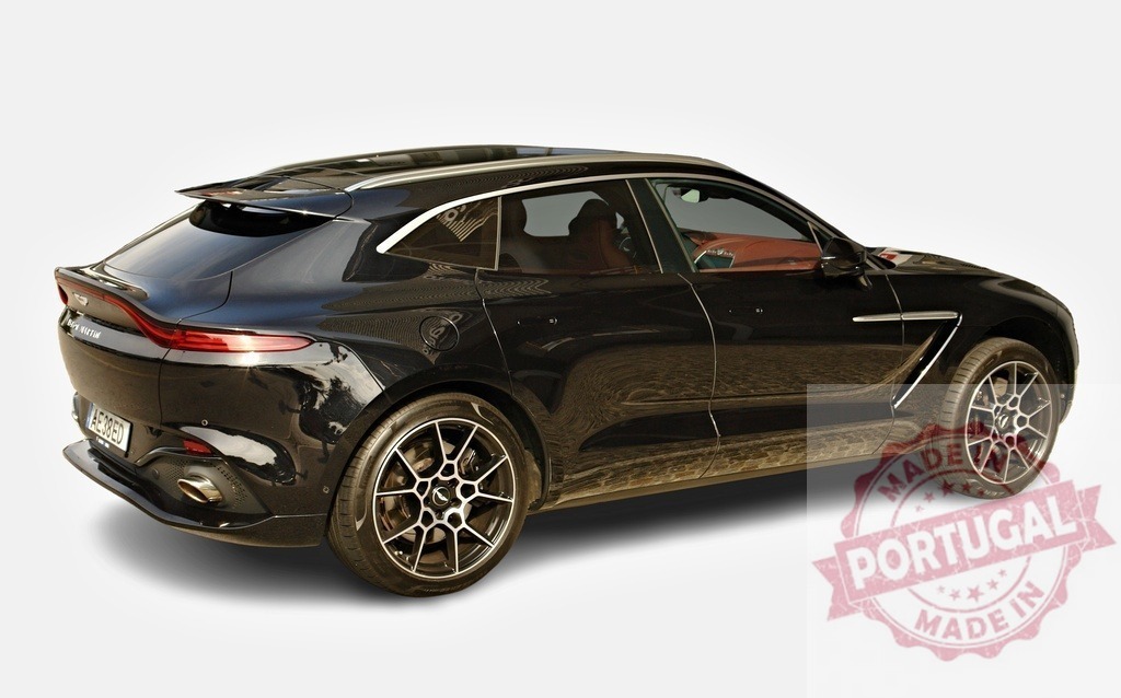 Aston Martin DBX707 showcasing its sporty design and luxurious features | Dark luxury SUV Aston Martin DBX707 parked, showing its elegant and sporty design - Realisiert mit Pictrs.com