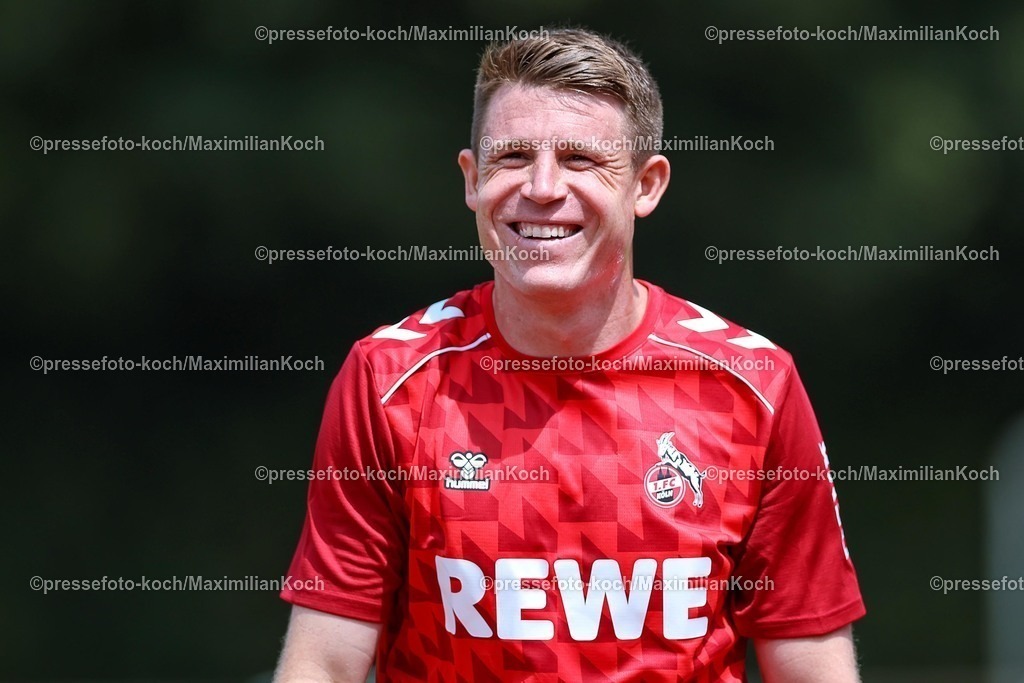 1FC12072501081 | 12.07.2025, Fußball, SV Bergisch Gladbach 09 - 1. FC Köln, Testspiel, BELKAW-Arena, Saison 2025 2026: Dominique Heintz (1.FC Koeln #03) lachend FreudeDFB regulations prohibit any use of photographs as image sequences and or quasi-video.