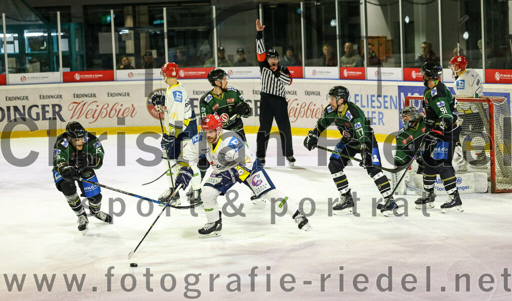 2023-01-06_048_TSV_Erding_gegen_ERV_Schweinfurt | Erding, Deutschland, 06.01.2023:
Eishockey, Bayernliga 2022 / 2023, 26. Spieltag, TSV Erding gegen ERV Schweinfurt, Endergebnis: 7:3

Elias Maier (Erding Gladiators, #15), Roni Rukajärvi (Erding Gladiators, #61), Philipp Michl (Erding Gladiators, #77), Torwart Christoph Schedlbauer (Erding Gladiators, #31), Rudolf Lorenz (Erding Gladiators, #91)

Foto: Christian Riedel / fotografie-riedel.net