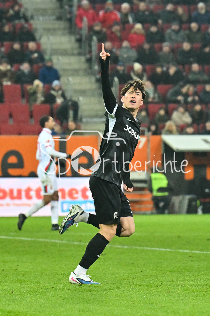 FC Augsburg - SC Freiburg | AUGSBURG, GERMANY - 18. JANUARY: Jubel der Gäste nach dem Treffer zum 1-2 durch Yuito SUZUKI (SC Freibrug 14) / Tor / Torschuetze / Freude / Happy während dem Bundesligamatch zwischen dem FC Augsburg und dem SC Freiburg am 18. Spieltag in der WWK-Arena / DFL REGULATIONS PROHIBIT ANY USE OF PHOTOGRAPHS AS IMAGE SEQUENCES AND/OR QUASI-VIDEO