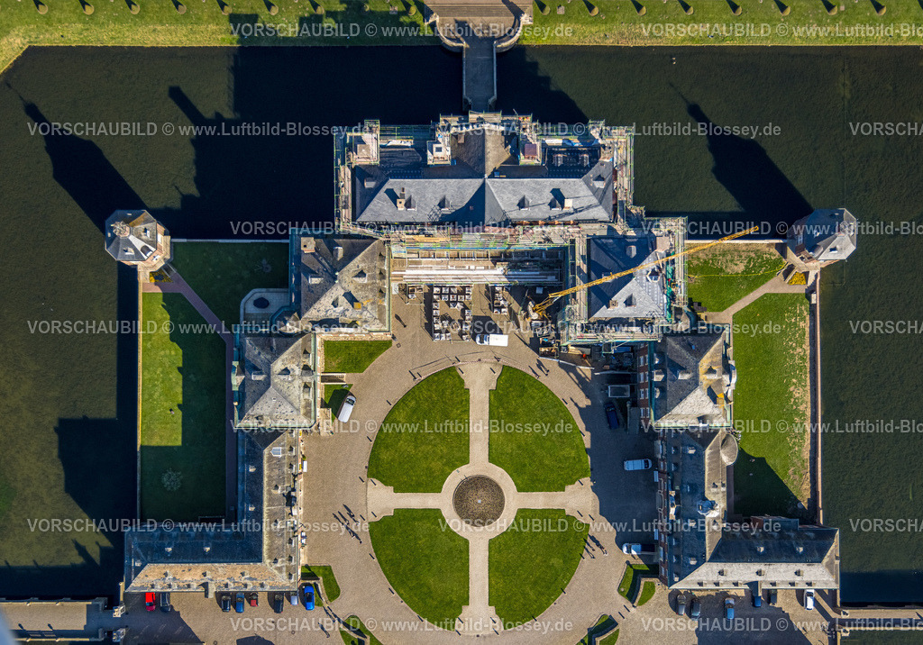Nordkirchen250401009 | Luftbild, Schloss Nordkirchen, barocke Schlossanlage, Wasserschloss, Schlossgarten Formen und Farben, Baustelle mit Baugerüst an der Fassade, Senkrechtaufnahme, Nordkirchen, Münsterland, Nordrhein-Westfalen, Deutschland
