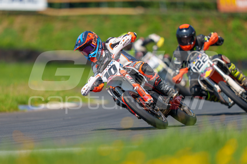 G-Cup + Supermoto Staatsmeisterschaft + Hungarian Supermoto Championship | GRIPcapture steht für authentische Sportfotografie in Österreich – für Momente, die mehr sind als Geschwindigkeit oder Ergebnis. Es geht um Emotion, Spannung, Fokus und den Augenblick, der oft nur einen Wimpernschlag dauert.Ob Motorsport, Teamsport oder 
