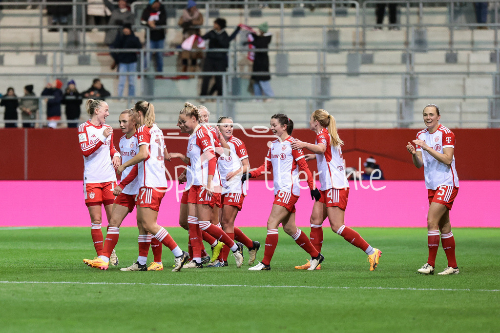 FC Bayern München Frauen - SV Werder Bremen Frauen | Jubel der der FCB Frauen nach dem Treffer zum 2-0 durch Jovana DAMNJAVOVIC (FCB #9) / Torschuetzin / Freude / Happy