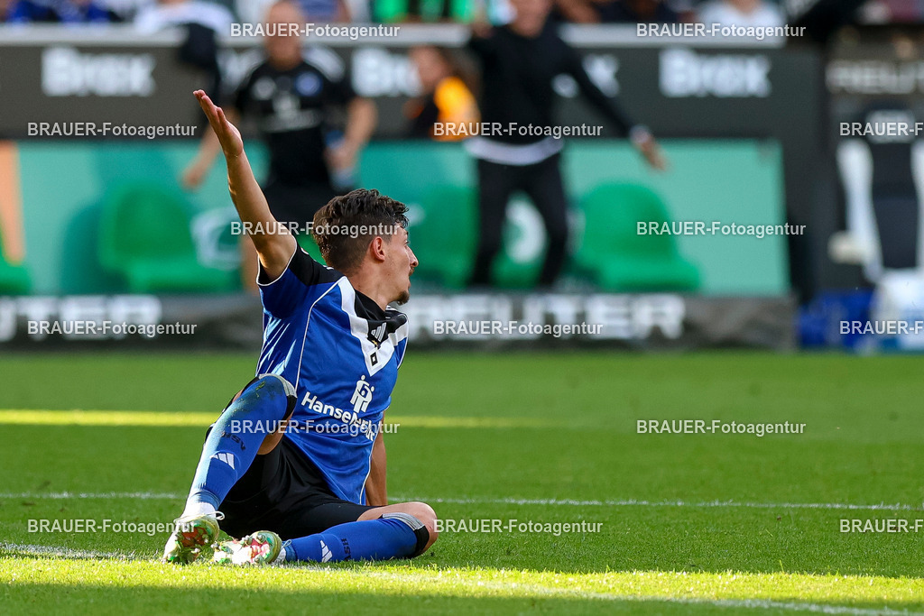 Borussia Mönchengladbach vs Hamburger SV - Bundesliga  | Mönchengladbach, Deutschland, 24.08.25:   Giorgi Gocholeishvili (Hamburger SV) gestikuliert, Gestik waehrend des Spiels der Bundesliga zwischen Borussia Mönchengladbach vs Hamburger SV im Stadion im Borussia Park(Foto von Brauer-Fotoagentur / Adrian Schlueter)