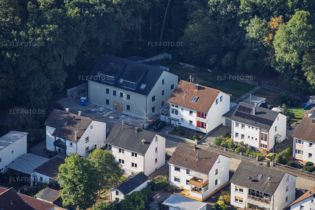 Luftbild: Neubau eines MFH in der Elsässer Straße in Kandel im Bundesland Rheinland-Pfalz in Deutschland. – Foto: IMG_159550.jpg vom 27.09.2026 durch Werner Riehm/FLY-FOTO.de – Auflösung des Originals: 5630 x 3753 px