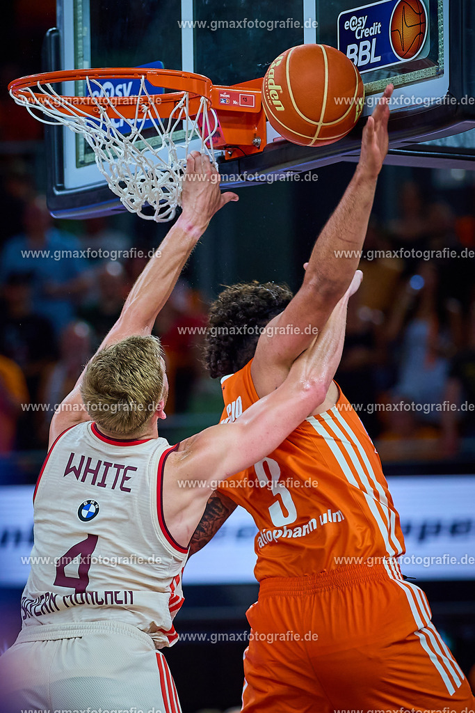 GER, ratiopharm ulm gegen FC Bayern, Basketball, 2. PlayOff, Finale, EasyCredit Bundesliga, Spielzeit 2024/2025, 18.06.2025 | Jack White (FC Bayern, #04) und Marcio Santos (ratiopharm ulm, #03) im Kampf unter dem KorbGER, ratiopharm ulm gegen FC Bayern, Basketball, 2. PlayOff, Finale, EasyCredit Bundesliga, Spielzeit 2024/2025, 18.06.2025Foto: Eibner-Pressefoto/Gerald Oelze-de Stoppany