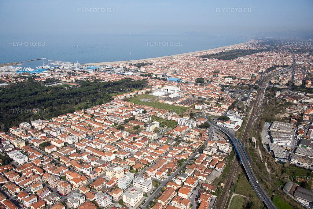 Vue aérienne: Villa Macchia à Viareggio dans le département Lucca, Italie – .Photo: IMG_087056.jpg prise le 04/04/2016 par Werner Riehm/FLY-FOTO.eu – Résolution de l'original: 5399 x 3599 px