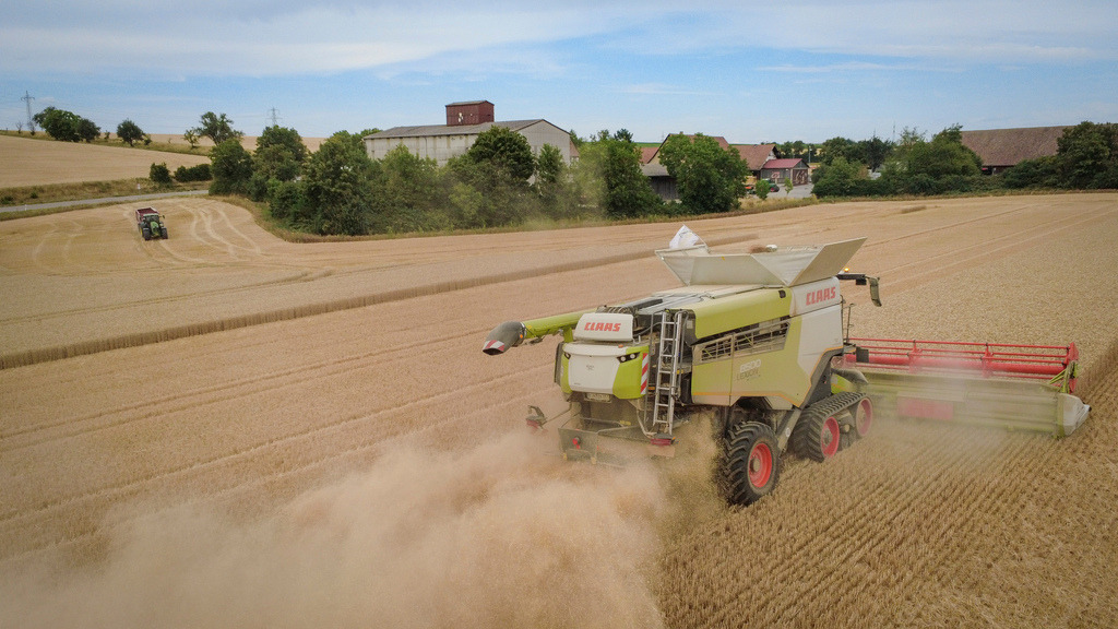 2026-07-13sig274bap | Ditzingen Schöckingen - Da die Hitzewelle und die Dürre weiterhin anhalten, stehen die Landwirte bei der Ernte vor immer größeren Herausforderungen, unter anderem aufgrund der riesigen Staubmengen, die dabei aufgewirbelt werden - Realisiert mit Pictrs.com