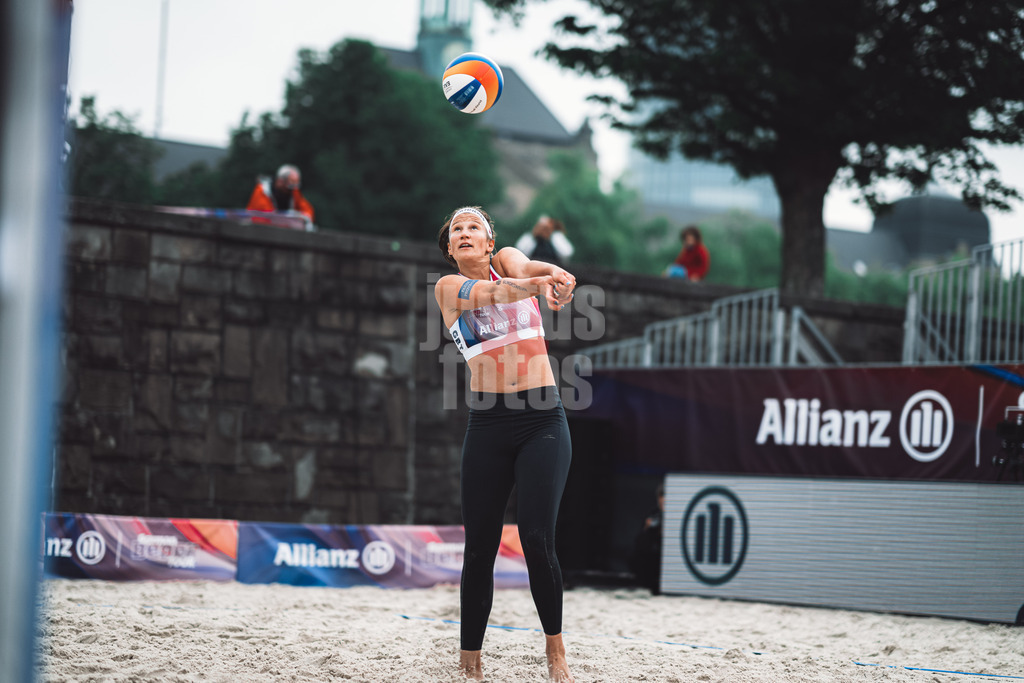 Beachvolleyball | Frauen | German Beach Tour 2024 | Tourstop Düsseldorf | 17.05.2024 | Isabel Schneider nimmt den Ball an