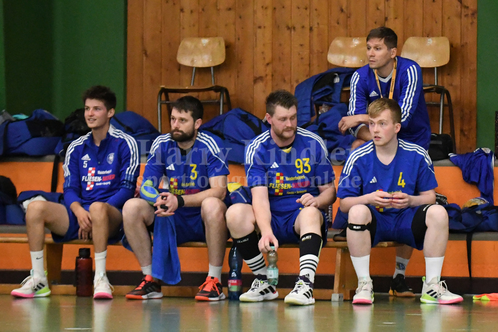 SSG Metten : ASV Dachau | Die Bank: v.l. #Ludwig Hilz (SSG Metten #11); Jan Matousik (SSG Metten #3); Sebastian „Air“ Klima (SSG Metten #93); Tim Weinberger (SSG Metten #4) und im Hintergrund Florian Sedlmeier (Chef-Trainer SSG Metten)  - Realisiert mit Pictrs.com