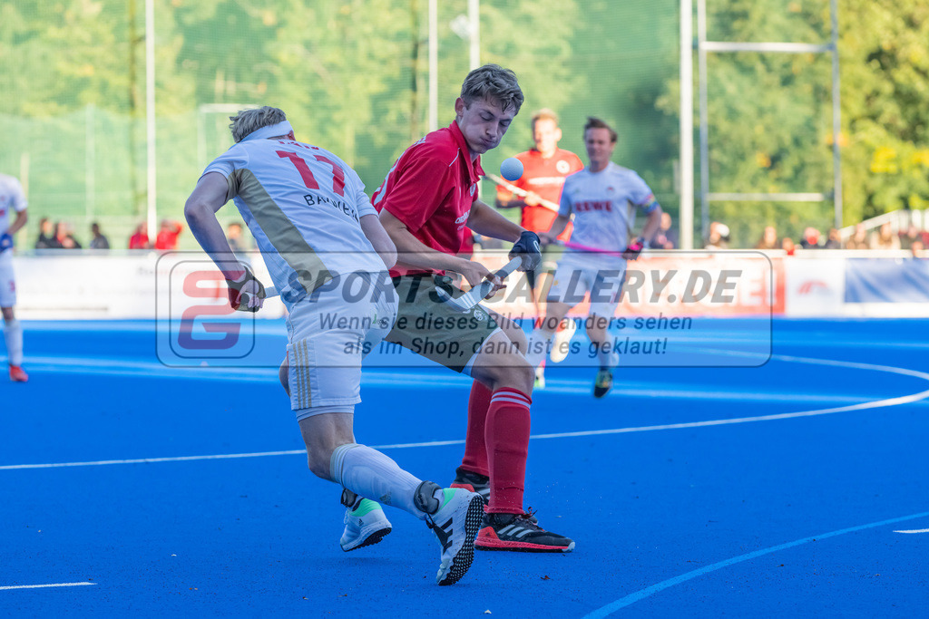 HK_20221008_100596 | 1. Bundesliga Herren Crefelder HTC - Rot-Weiss Köln am 8.10.2022 Crefelder HTC, Krefeld , Christopher Rühr ( Rot-Weiss Köln #17 ) , Schröder Mika ( Crefelder HTC #33 )