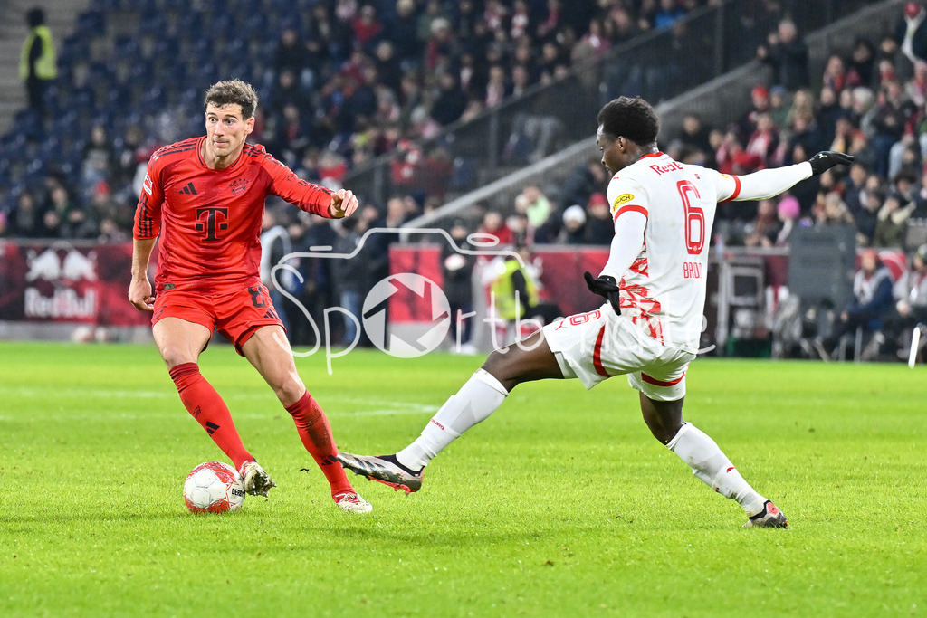 RB Salzburg - FC Bayern München | im Duell Leon GORETZKA (FC Bayern Muenchen 8) und Samson BAIDOO (RB Salzburg 6) / Zweikampf / Testspiel: RB Salzburg - FC Bayern Muenchen, Red Bull Arena am 06.01.2025