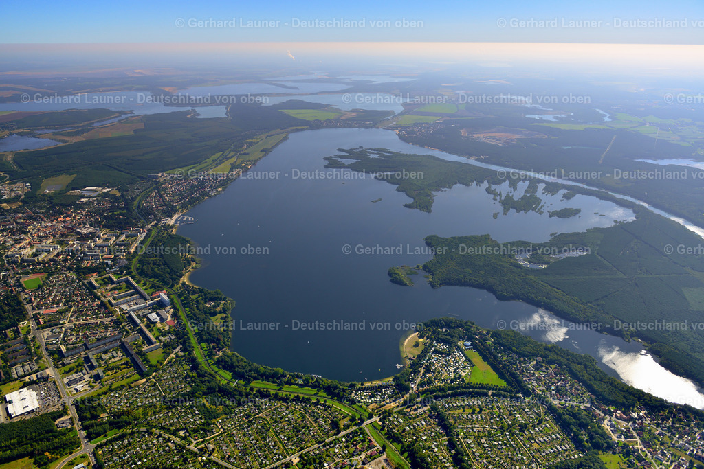 3637017 | SENFTENBERG 25.08.2016 Uferbereiche der Stadt Senftenberg am Seegebiet des Senftenberger See im Bundesland Brandenburg, Deutschland. // Riparian areas of the city Senftenberg at the lake area of Senftenberger See in the state Brandenburg, Germany. Foto: Gerhard Launer